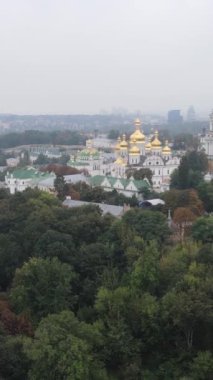 Kyiv. Ukrayna: Kyiv Pechersk Lavra 'nın hava manzarası. Dikey video