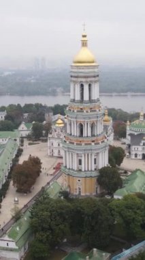 Kyiv. Ukrayna: Kyiv Pechersk Lavra 'nın hava manzarası. Dikey video