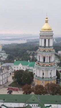 Kyiv. Ukrayna: Kyiv Pechersk Lavra 'nın hava manzarası. Dikey video