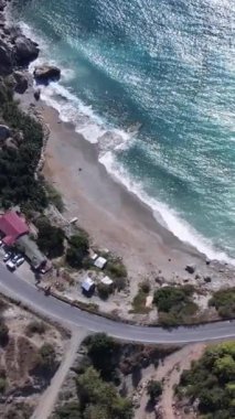 Sahil kenarındaki deniz, deniz manzaralı kıyı şeridi. Dikey video
