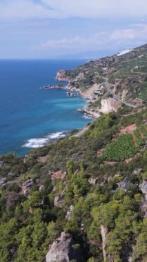 Sahil kenarındaki deniz, deniz manzaralı kıyı şeridi. Dikey video