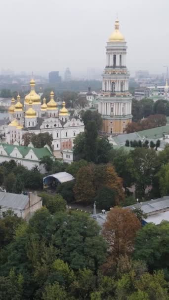 Kiev. Ucraina: Veduta aerea di Kiev Pechersk Lavra. Video verticale — Video Stock