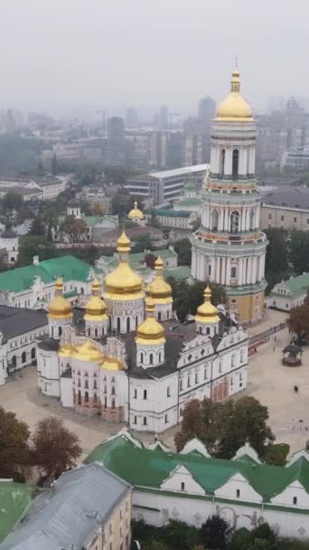 Kiev. Ucrania: Vista aérea de Kiev Pechersk Lavra. Vídeo vertical — Vídeos de Stock