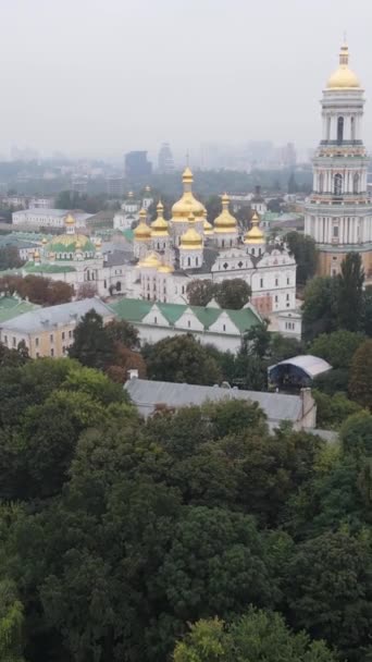 Kiev. Ucrania: Vista aérea de Kiev Pechersk Lavra. Vídeo vertical — Vídeo de stock