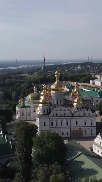 Kiev. Ucrania: Vista aérea de Kiev Pechersk Lavra. Vídeo vertical — Vídeos de Stock