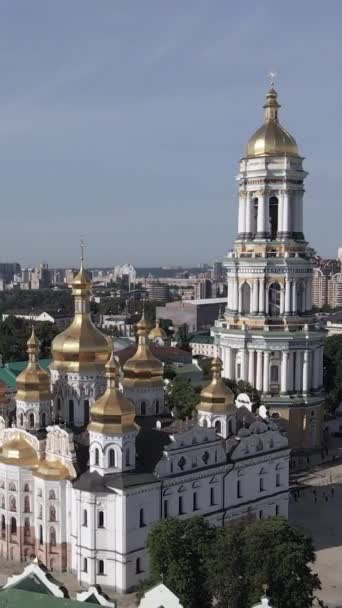 Kiev. Oekraïne: Luchtfoto van Kiev Pechersk Lavra. Verticale video — Stockvideo