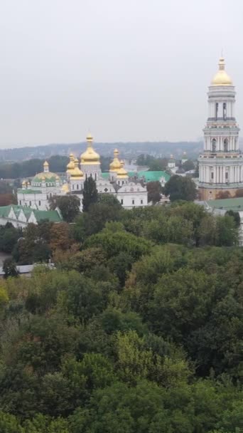 Kiev. Ucraina: Veduta aerea di Kiev Pechersk Lavra. Video verticale — Video Stock