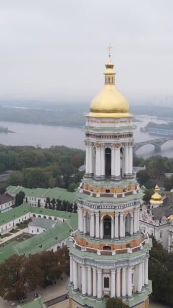Kijów. Ukraina: Widok z lotu ptaka na Ławrę Peczerską. Pionowe wideo — Wideo stockowe