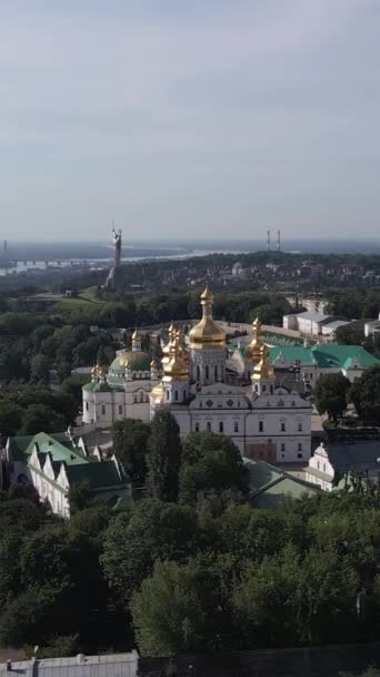 Kiev. Ucraina: Veduta aerea di Kiev Pechersk Lavra. Video verticale — Video Stock