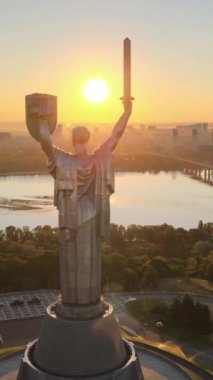 Ukrayna, Kyiv 'deki Anavatan Anıtı. Dikey video