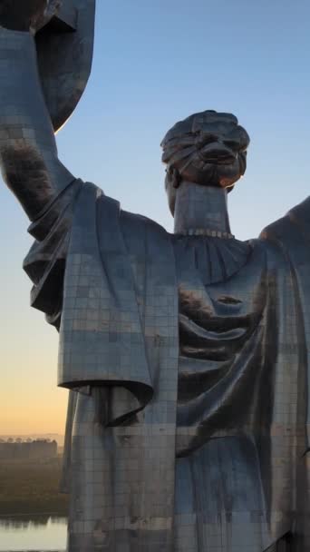 Motherland Monument in Kiev, Oekraïne. Verticale video — Stockvideo