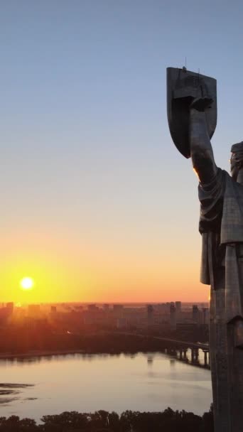 乌克兰基辅的祖国纪念碑。垂直录像 — 图库视频影像