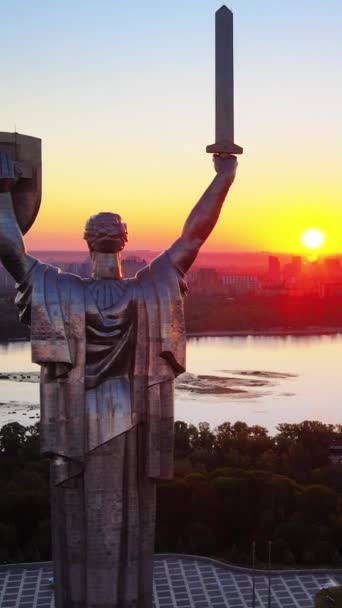 Mutterland-Denkmal in Kiew, Ukraine. Vertikales Video — Stockvideo