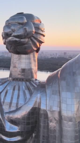 Monumento a la Madre Patria en Kiev, Ucrania. Vídeo vertical — Vídeos de Stock