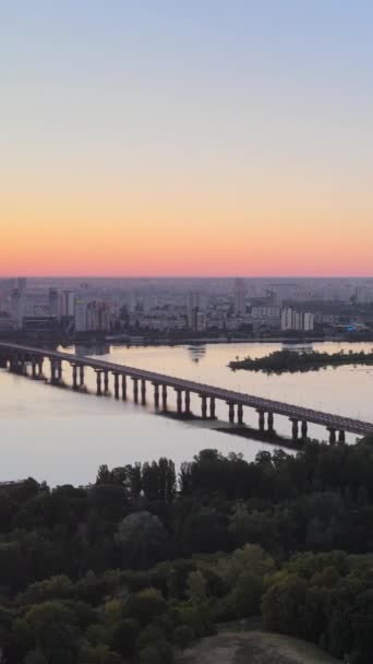 Памятник Родине в Киеве, Украина. Вертикальное видео — стоковое видео