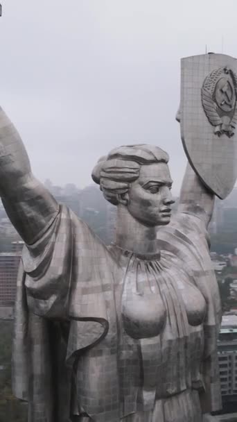 ウクライナのキエフにある祖国記念碑。垂直ビデオ — ストック動画