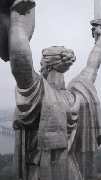 Motherland Monument in Kiev, Oekraïne. Verticale video — Stockvideo