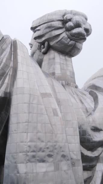 Monumento a la Madre Patria en Kiev, Ucrania. Vídeo vertical — Vídeos de Stock