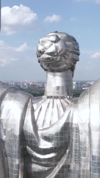 Monumento à Pátria em Kiev, Ucrânia. Vídeo vertical — Vídeo de Stock