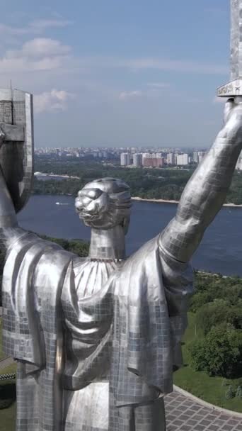 Motherland Monument in Kiev, Oekraïne. Verticale video — Stockvideo