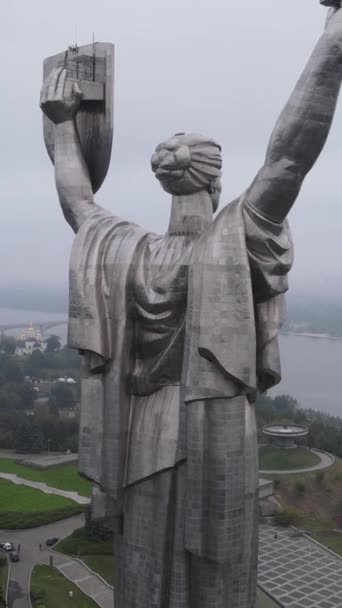 Μνημείο Μητρικής Γης στο Κίεβο της Ουκρανίας. Κάθετη βίντεο — Αρχείο Βίντεο