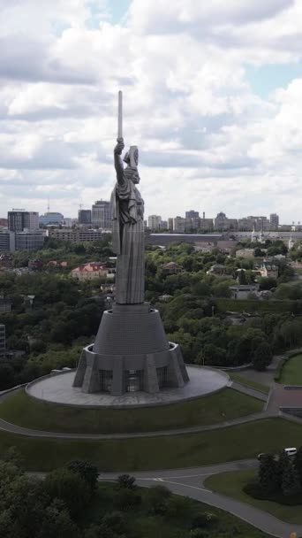 Monumento à Pátria em Kiev, Ucrânia. Vídeo vertical — Vídeo de Stock