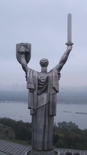 Památník vlasti v Kyjevě na Ukrajině. Svislé video — Stock video