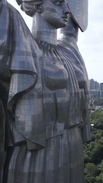 Monumento à Pátria em Kiev, Ucrânia. Vídeo vertical — Vídeo de Stock