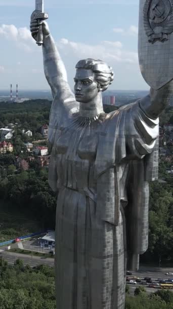 Monumento à Pátria em Kiev, Ucrânia. Vídeo vertical — Vídeo de Stock