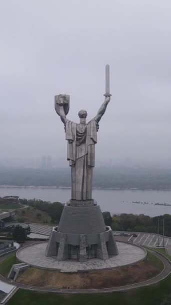 Monumento à Pátria em Kiev, Ucrânia. Vídeo vertical — Vídeo de Stock