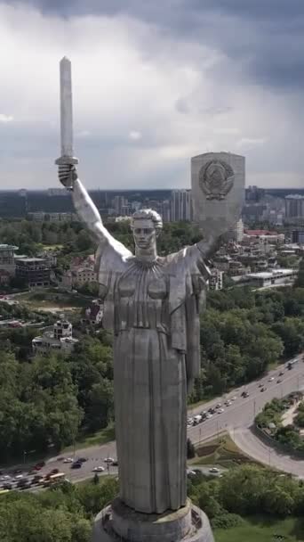 乌克兰基辅的祖国纪念碑。垂直录像 — 图库视频影像
