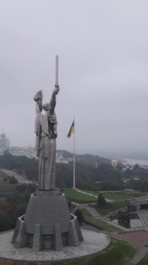 Ukrayna, Kyiv 'deki Anavatan Anıtı. Dikey video