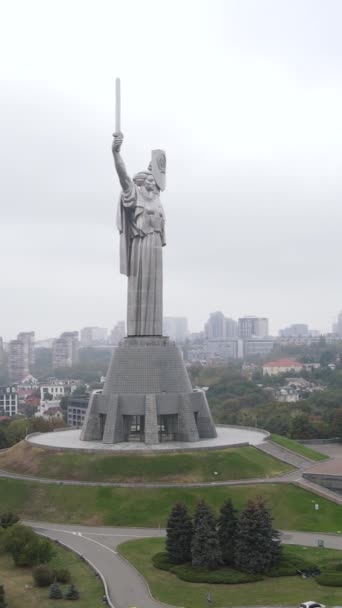 อนุสาวรีย์เมย์แลนด์ในคีฟ ประเทศยูเครน วิดีโอแนวตั้ง — วีดีโอสต็อก