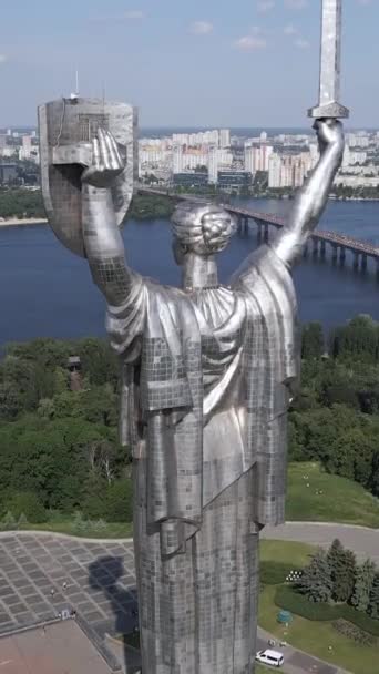 Monumento a la Madre Patria en Kiev, Ucrania. Vídeo vertical — Vídeos de Stock