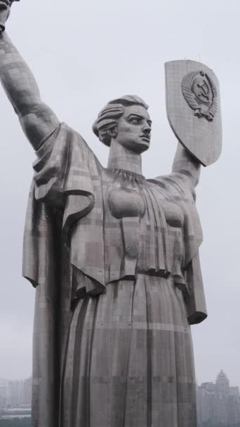 Motherland Monument in Kyiv, Ukraine. Vertical video — Stock Video