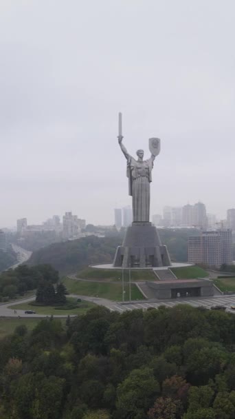 Monumento à Pátria em Kiev, Ucrânia. Vídeo vertical — Vídeo de Stock