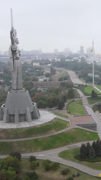 Monumento à Pátria em Kiev, Ucrânia. Vídeo vertical — Vídeo de Stock