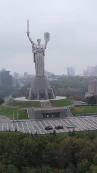 Monumento à Pátria em Kiev, Ucrânia. Vídeo vertical — Vídeo de Stock