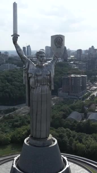 ウクライナのキエフにある祖国記念碑。垂直ビデオ — ストック動画