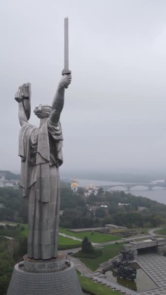 Monumento a la Madre Patria en Kiev, Ucrania. Vídeo vertical — Vídeo de stock