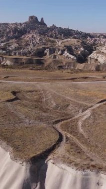 Nevsehir kasabası yakınlarındaki Goreme Ulusal Parkı. Hindi. Dikey video
