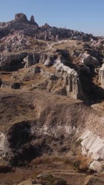 Nevsehir kasabası yakınlarındaki Goreme Ulusal Parkı. Hindi. Dikey video