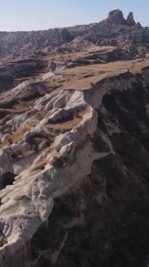 Nevsehir kasabası yakınlarındaki Goreme Ulusal Parkı. Hindi. Dikey video