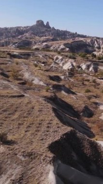 Nevsehir kasabası yakınlarındaki Goreme Ulusal Parkı. Hindi. Dikey video