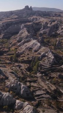 Nevsehir kasabası yakınlarındaki Goreme Ulusal Parkı. Hindi. Dikey video