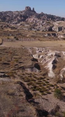 Nevsehir kasabası yakınlarındaki Goreme Ulusal Parkı. Hindi. Dikey video