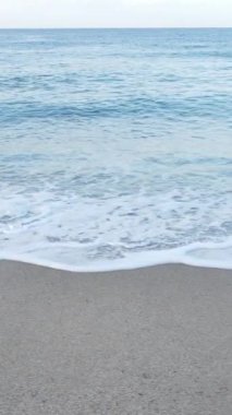 Sahile yakın bir yerde dikey bir deniz manzarası var. Kıyı sahili kıyılarına yakın çekim. Yavaş çekim