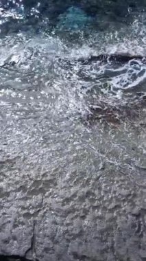 Sahile yakın bir yerde dikey bir deniz manzarası var. Kıyı sahili kıyılarına yakın çekim. Yavaş çekim