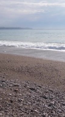 Sahile yakın bir yerde dikey bir deniz manzarası var. Kıyı sahili kıyılarına yakın çekim. Yavaş çekim