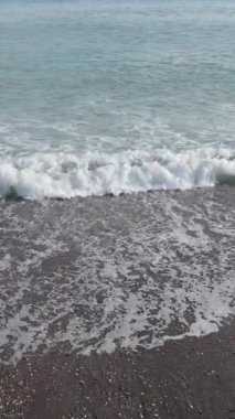 Sahile yakın bir yerde dikey bir deniz manzarası var. Kıyı sahili kıyılarına yakın çekim. Yavaş çekim